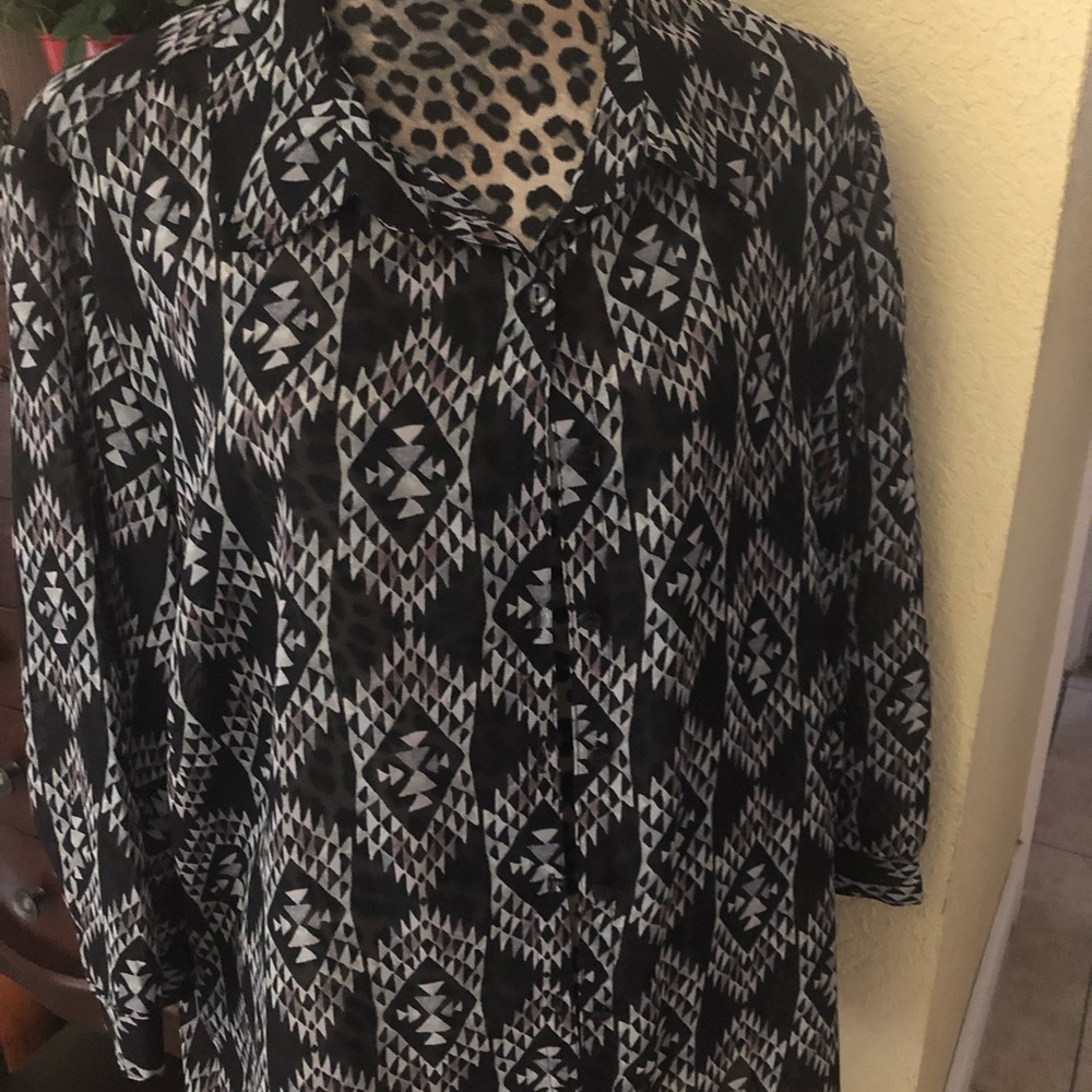 Women’s Plus Button Front Blouse Geometric Print - Picture 2 of 9